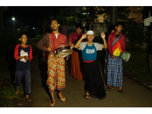 HUZUR VE BEREKET AYI RAMAZAN - Endonezya'da sahura kaldırma geleneği çocuklara emanet