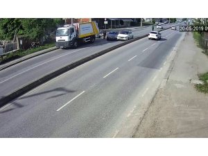 Otomobile yandan çarpıp karşı şeride uçtu: 2 yaralı