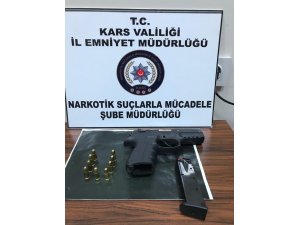 Kars’ta 2 tabanca ve uyuşturucu yakalandı