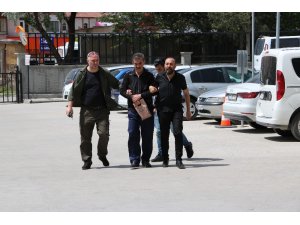 Öz oğluna para gönderilmesini engelleyen eşini öldürdü
