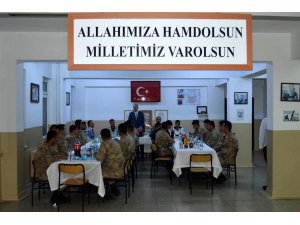 Gölova Kaymakamı Karaosmanoğlu, askerlerle iftarda bir araya geldi