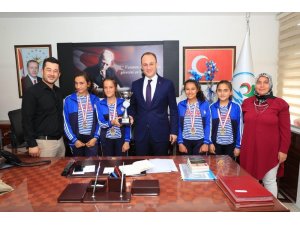 Bocce’nin şampiyonları Avni Örki’yi ziyaret etti