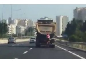 Bisikletli, 100 kilometre hızla giden kamyondan yol istedi
