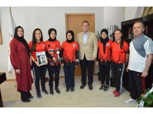 Türkiye üçüncüleri, kupalarını Başkan Dutlulu ile paylaştı