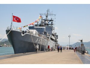 Zonguldak'ta askeri denizaltı ve okul gemisi ziyarete açıldı