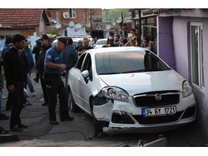 Polislere çarparak yaralayan sürücü vurularak durduruldu