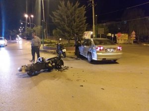 Otomobil ile motosiklet çarpıştı: 1’i ağır 2 yaralı