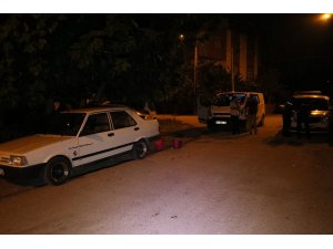 Sahura kalkan kişi otomobilini kundaklanmaktan son anda kurtardı