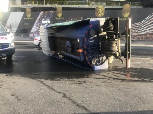 Beyoğlu’nda belediyenin temizlik aracı devrildi: 2 yaralı