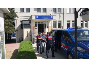 Jandarma suç makinesini pencereden kaçarken yakaladı