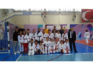 Bayraklı taekwondoda madalyaya doymuyor