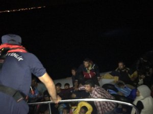 10 kişilik lastik botla ölüm yolculuğuna çıkan 40 kaçak yakalandı