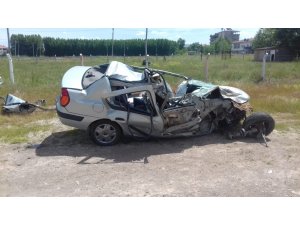 Tıra çarpan otomobilin sürücüsü ağır yaralandı