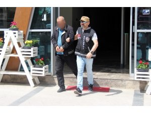 15 yıl hapis cezası ile aranan dolandırıcı AVM önünde yakalandı