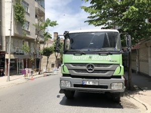 Kucağında çocuğuyla karşıya geçen kadına çöp kamyonu çarptı
