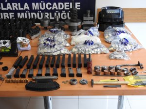 Konya'da kaçak silah ve sahte para operasyonu
