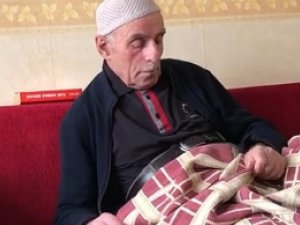 86 yaşında yanmayan sokak lambasını değiştirmek için direğe çıkınca...