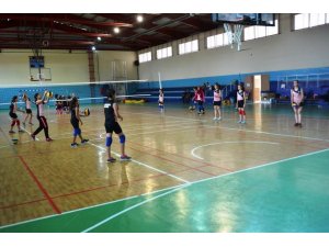 Yunusemre’de yaz voleybol kursu başlıyor