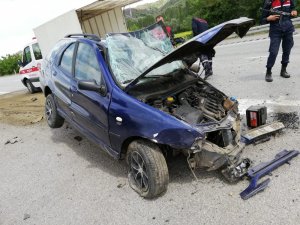 Otomobil refüje çarptı: 1 yaralı