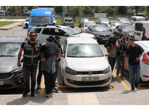 Balkondan girdikleri evden 5 bin lira ve ziynet eşyalarını çaldılar