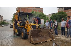 Park halindeyken yanmaya başlayan kepçe hurdaya döndü