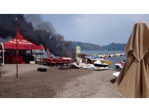 Ek süre talepleri geri çevrilince benzin döktükleri malzemeleri ateşe verdiler