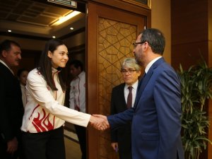 Bakan Kasapoğlu milli tekvandocuları ağırladı