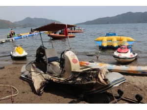 Su sporları merkezi ateşe verildi, turistler cep telefonlarına sarıldı