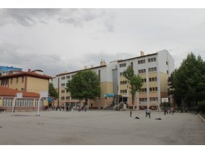 Dersten çağırdığı öğretmeni darp etti