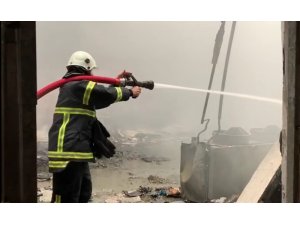 Çatı tamiratında soğuk hava deposu yandı