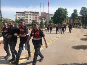 Kendisine küfür eden arkadaşına kurşun yağdırdı
