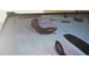 Otomobil ile motosiklet çarpıştı, kaza anı kameraya yansıdı