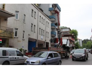 Cami minaresini boyarken vinçte mahsur kaldılar