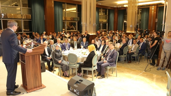 Trenden indi mi? Davutoğlu'nun iftar yemeğinde dikkat çeken isim...