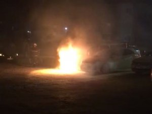 Park halindeki otomobil alev alev yandı