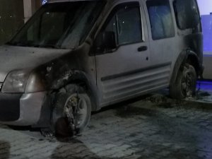 Siirt’te park halindeki araç yandı