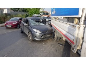 Pendik’de kontrolden çıkan araç kamyonete çarptı: 2 yaralı