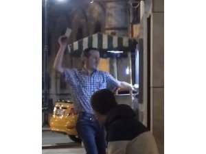 İstanbul’da ATM makinesini döven adam kamerada