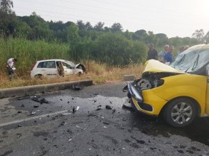 Antalya’da taksi ile otomobil çarpıştı: 4 yaralı