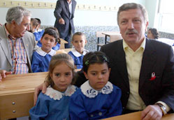 Pepe Akşehir’de derslik açtı