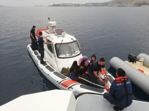 Lastik botla ölüm yolculuğuna çıkan 28 kaçak göçmen gece görüş kamerasıyla görüntülendi