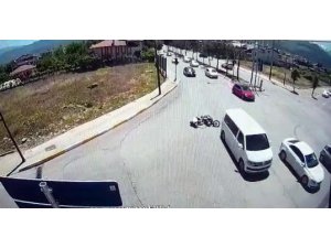 Minibüs motosiklete çarptı ardına bile bakmadan kaçtı