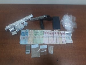 Polisten uyuşturucu satıcılarına suç üstü