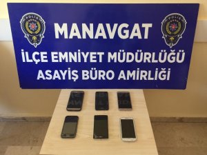 Polisleri gören şüpheliler motosikleti bırakıp kaçtılar