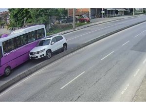 Otomobil, otobüse çarptı karşı şeride geçti