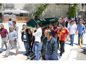 Eyüpsultan’da inşaat çukurunda hayatını kaybeden Baran, son yolculuğuna uğurlandı