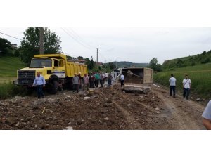 Hafriyat kamyonu yola devrildi, ortalık savaş alanına döndü