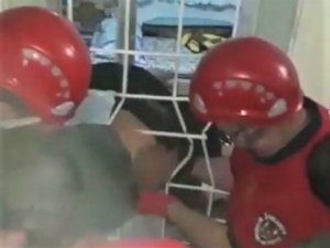 Demir parmaklıklara sıkışan çocuk kurtarıldı