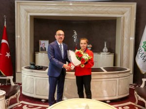 Kavuş, şampiyon sporcuları ağırladı