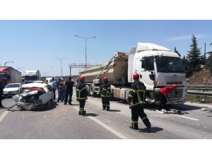 Kocaeli’de hafriyat kamyonu ile otomobil çarpıştı: 3 yaralı